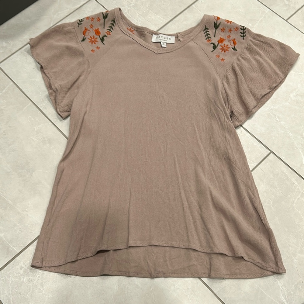 Women's top with embroidery - Picture 1 of 9